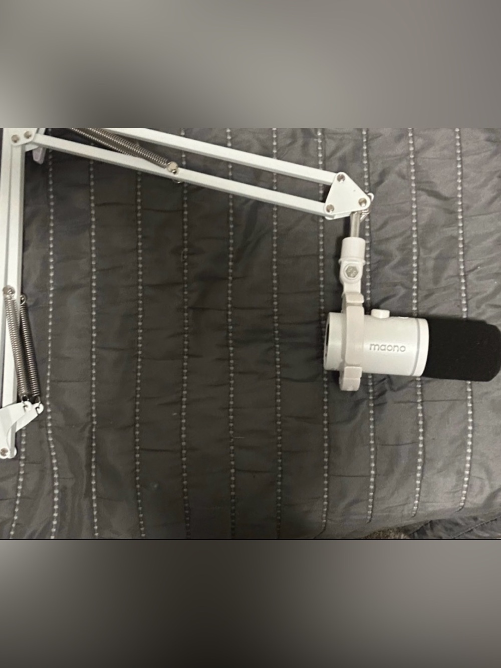Maono White USB Broadcast Microphone with Adjustable Boom Arm RGB